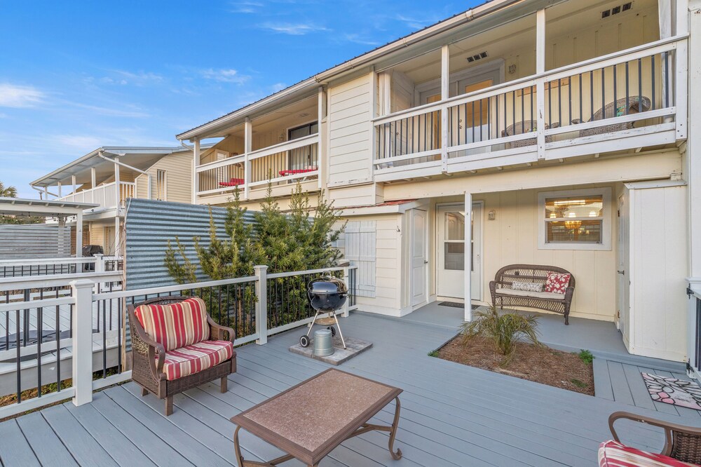 Searenity Awaits: 2-bd, 2-ba Coastal Escape! Perfect for 5! Pet Friendly!