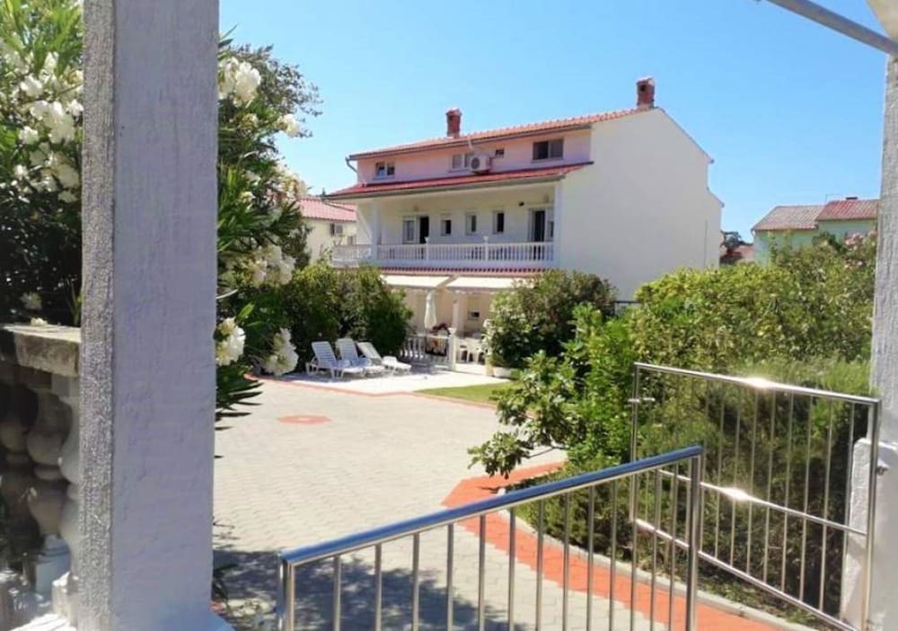 Charming Palit Kroatien Holiday House With Garden view 5