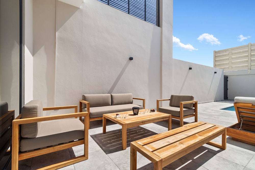High-end Villa Walk to Beach Pool Ocean View
