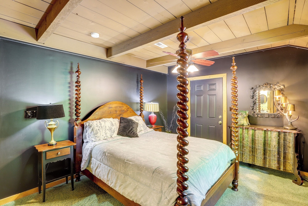 5 Mi to Dtwn Asheville: Tranquil Cabin Retreat!