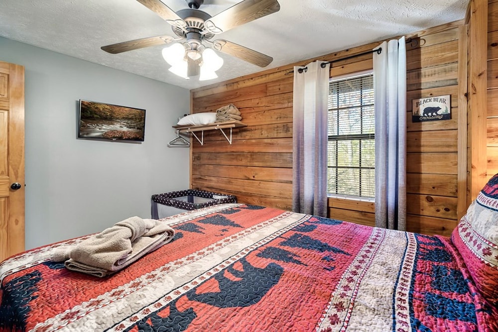Stunning Cabin w Hot Tub Pool Table Arcades