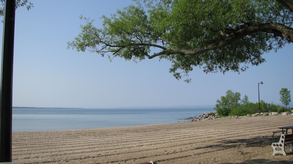 Balm Beach Resort & Motel