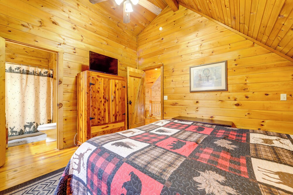 Creek On-site! Cabin 7 Mi to Cataloochee Ski Area