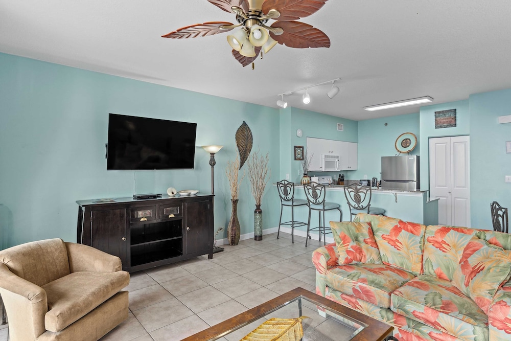 Relax at Panama City Beach Balcony, Parking, Walk to Dining