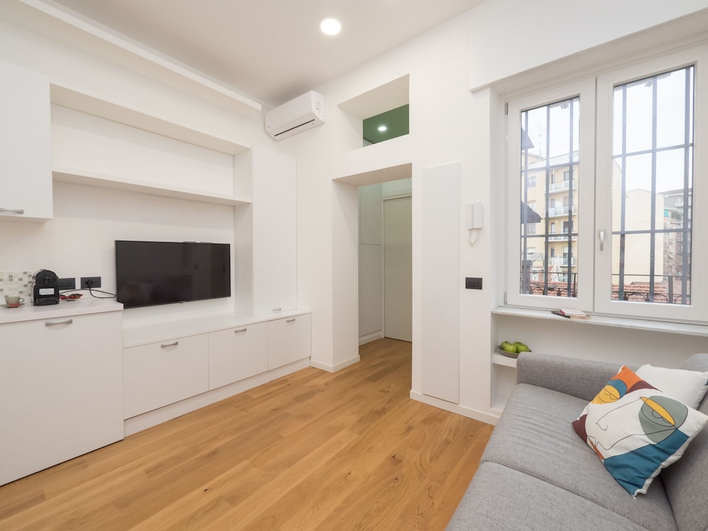 Farini - Charming One-bedroom Apartment in Isola Area
