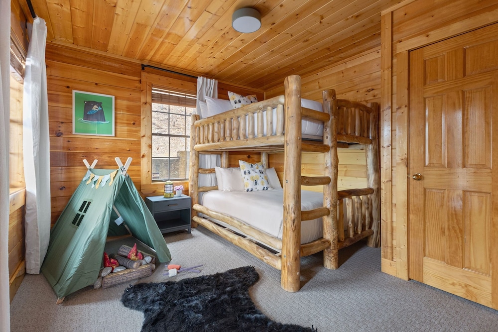 Bears Den Way Resort Cabin w Games Hot Tub View Mins From Dollywood