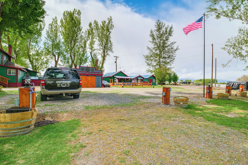 Fish & Hike: Peaceful Cabin on Williamson River