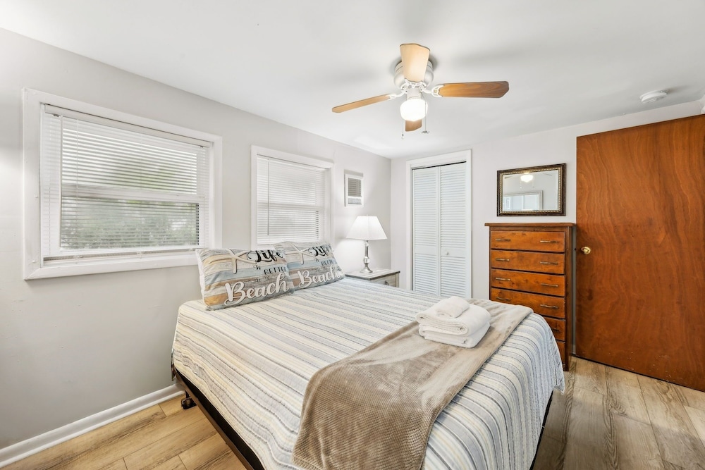 124 S Fletcher - Upstairs 2 Bedroom Duplex