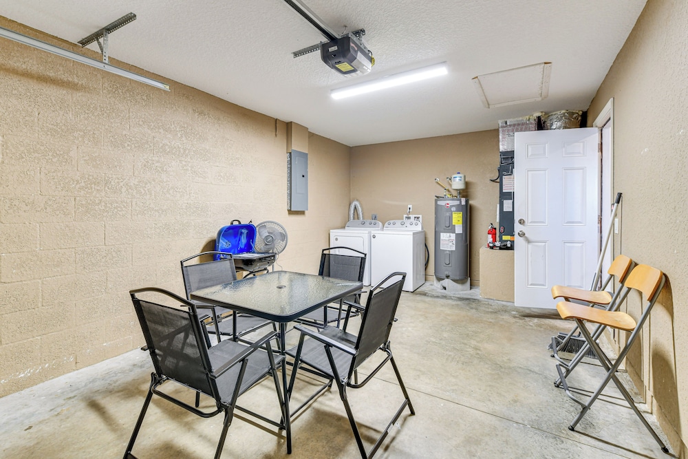 4 Mi to Bradenton Riverwalk: Cozy Home w/ Patio!