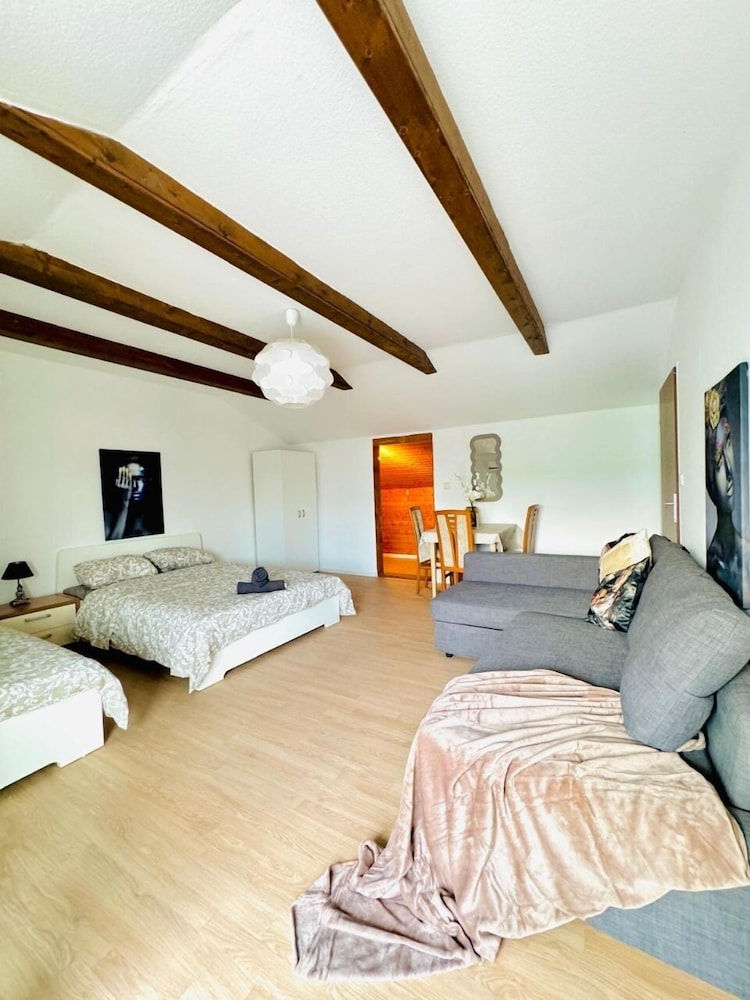 7 private Rooms in a spacious Villa