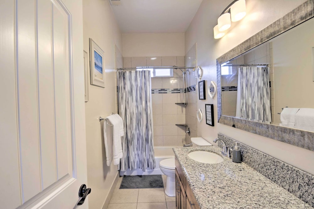 Chic Paradise Home w/ Terrace: 13 Mi to Wineries!