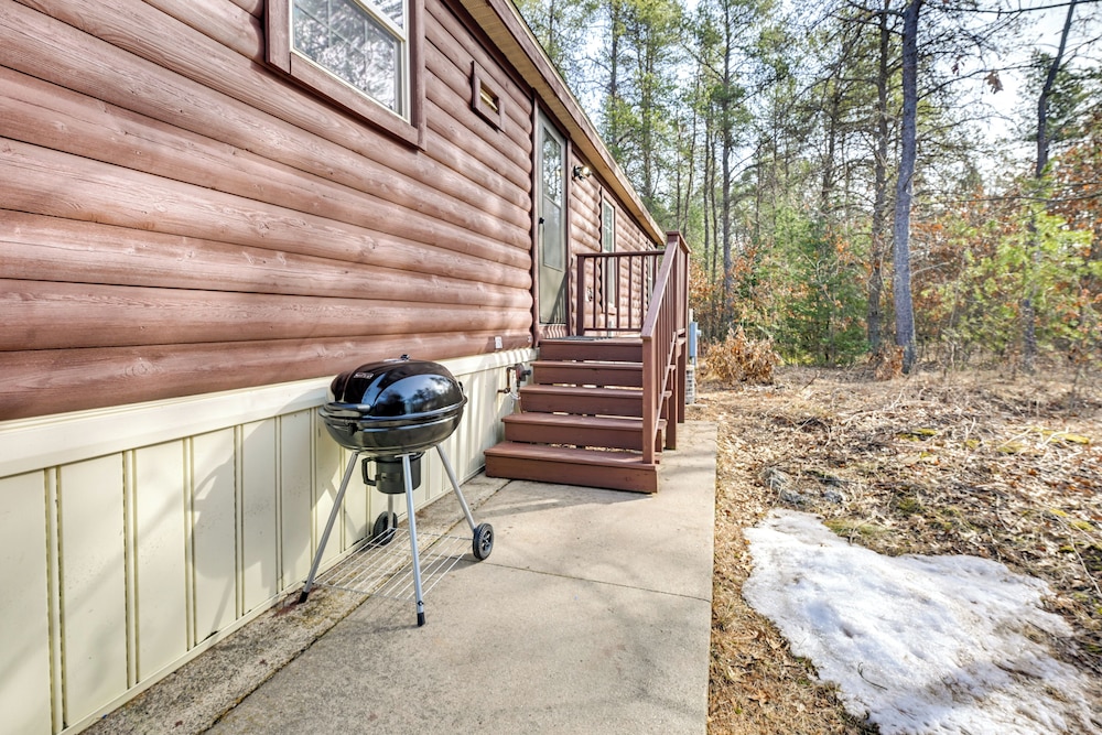 Fire Pit: Family-friendly Cabin in Gillett!