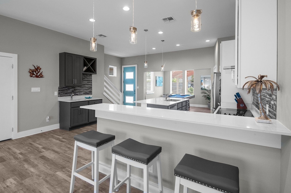 Waterfront Condo With Rooftop + Pool + Boat Slips
