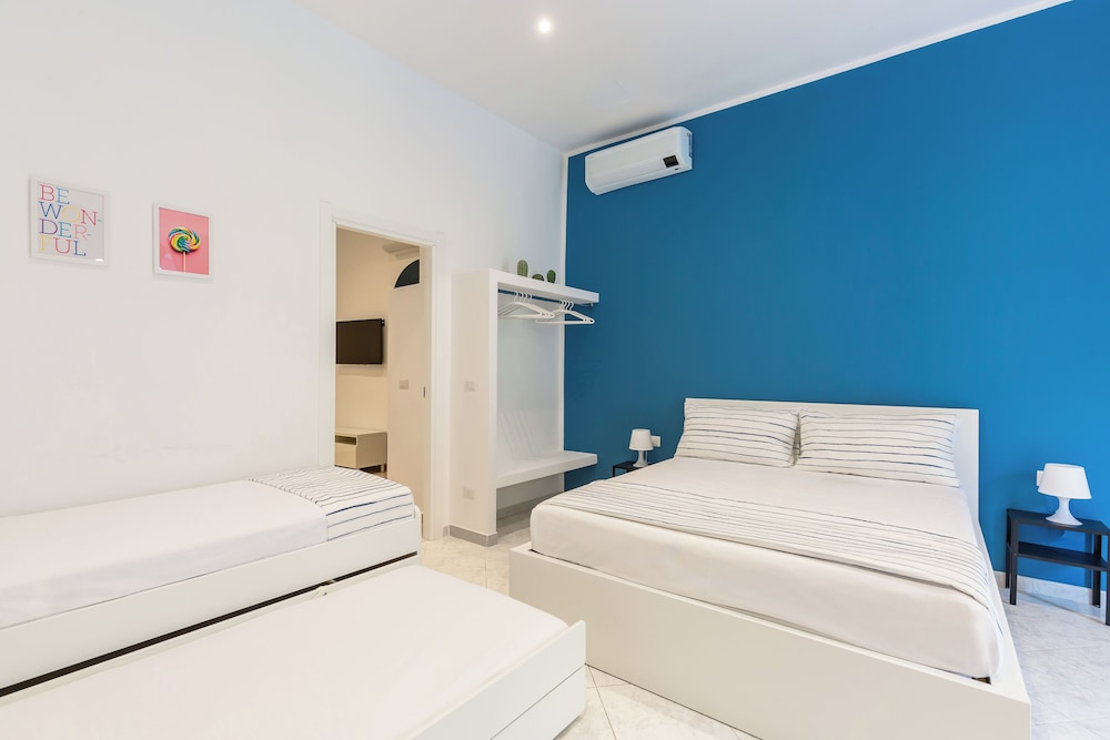White&Blue Apartment at Sanità by Wonderful Italy