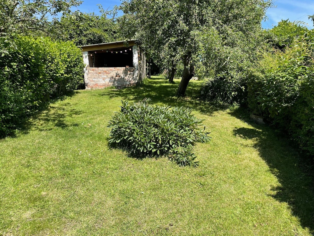 Retreat With Garden & Family Amenities