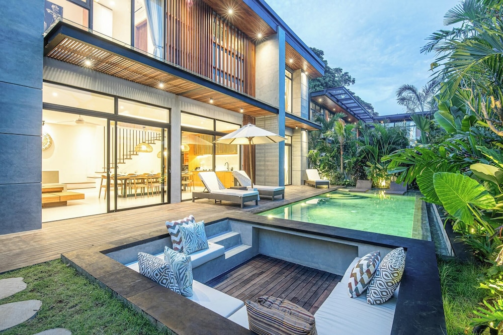 Luxury 5BR Retreat, 400m From Café Del Mar Shore