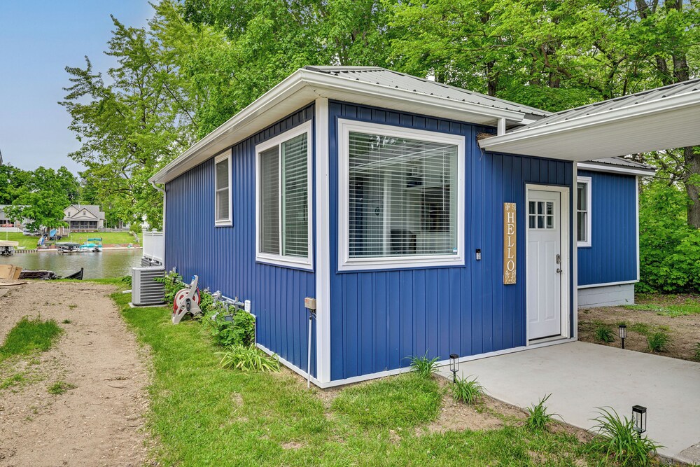 Lakefront Getaway w/ Private Dock in Colon!