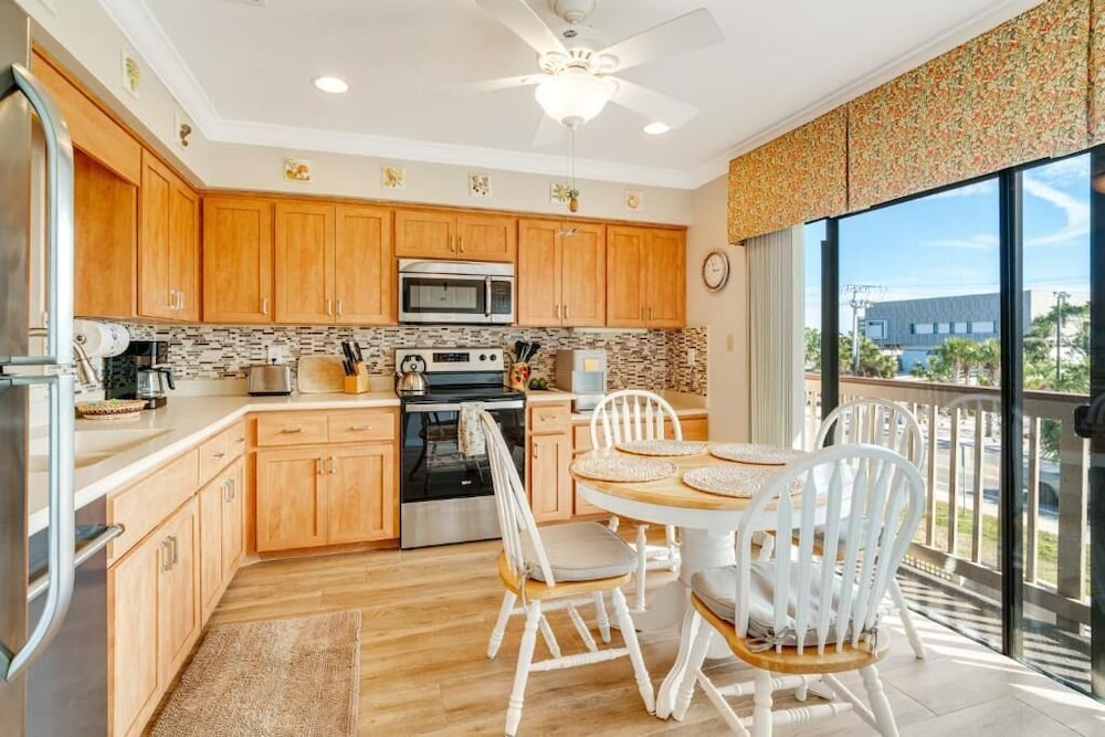 Coastal Lakehouse Condo on Siesta Key Public Beach