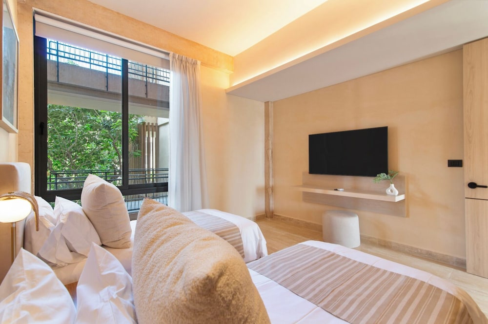 Corasol Modern Apt with Terrace