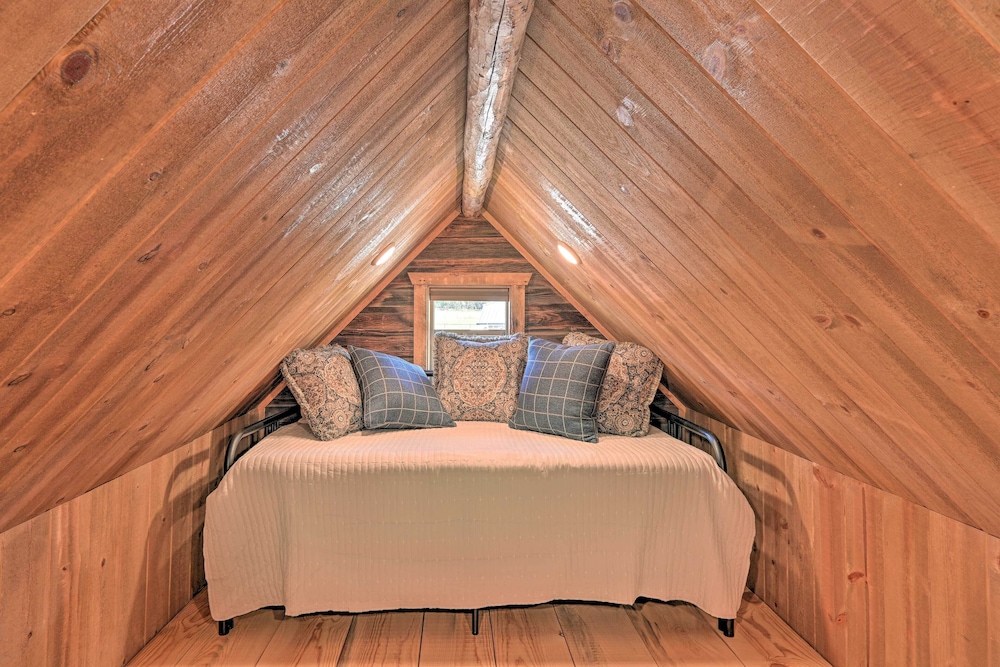 Montana Retreat: Original Hamilton Log Cabin!
