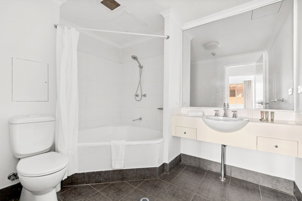 Bright Inner-west Stay With Pool Access