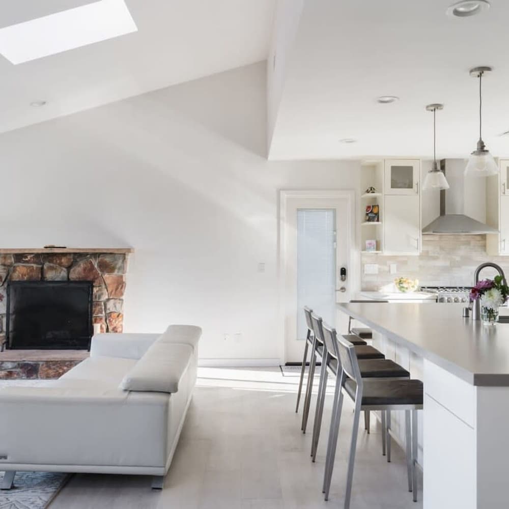 Spacious and Bright 5-bedroom Oasis Pool and Yard