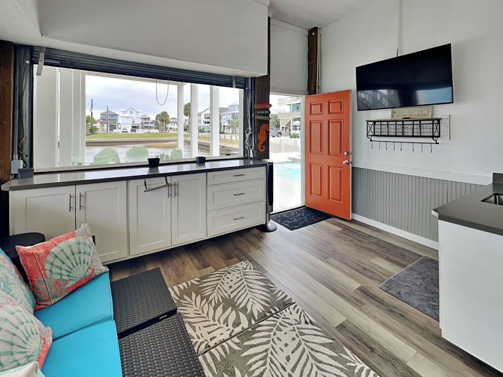 Rosé By The Bay by Ryson Vacation Rentals
