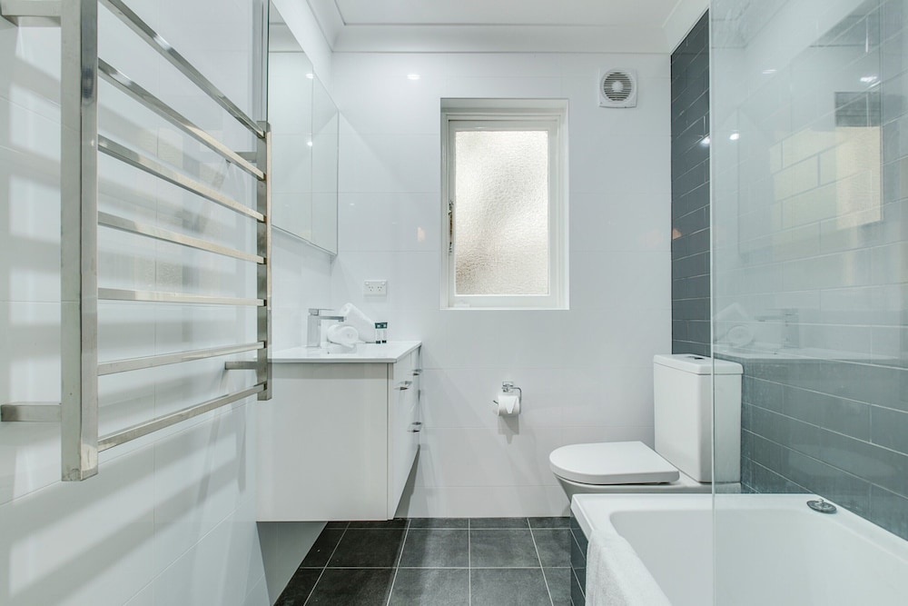 Art Deco 2-bed Close to City and Harbour