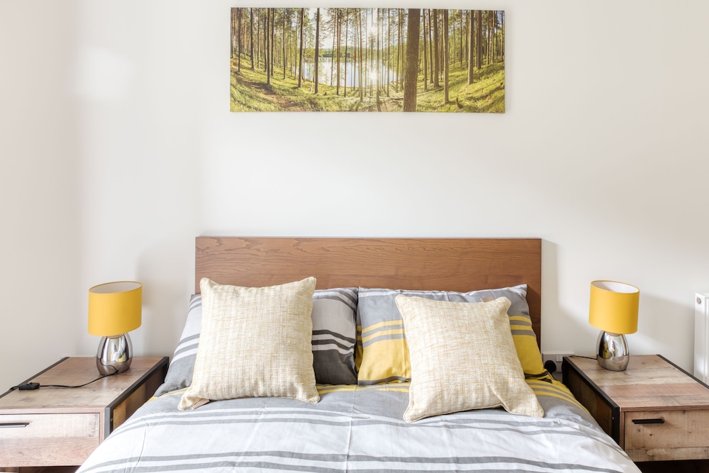 Modern 2 Bed Apartment in Central City view 4