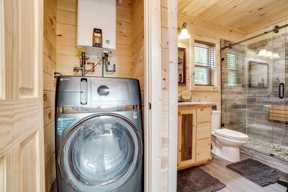 Sip, Hike & Explore: Sleek Retreat in Cleveland!