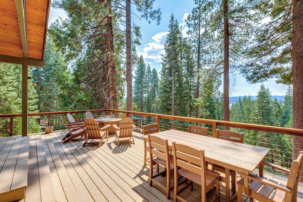 1 Mi to Beach & Golf Course! Lake Almanor Cabin
