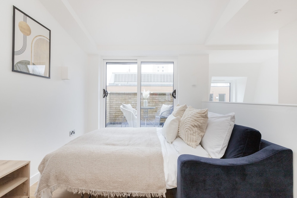 Modern 2BR 2BA with Balcony by Soho