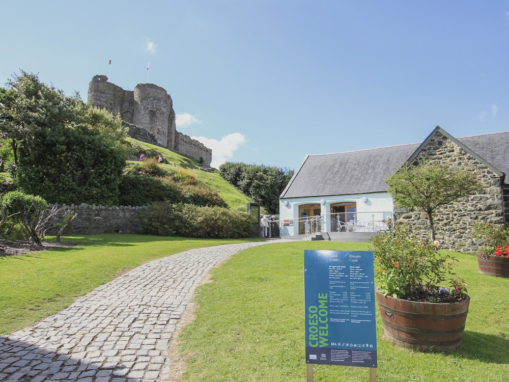 Golygfa'r Gastell / Castle View