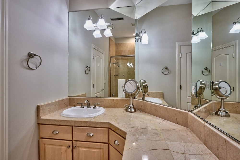 Spacious & Welcoming Close To Stanford & Tech 4 Bedroom Home by RedAwning view 5