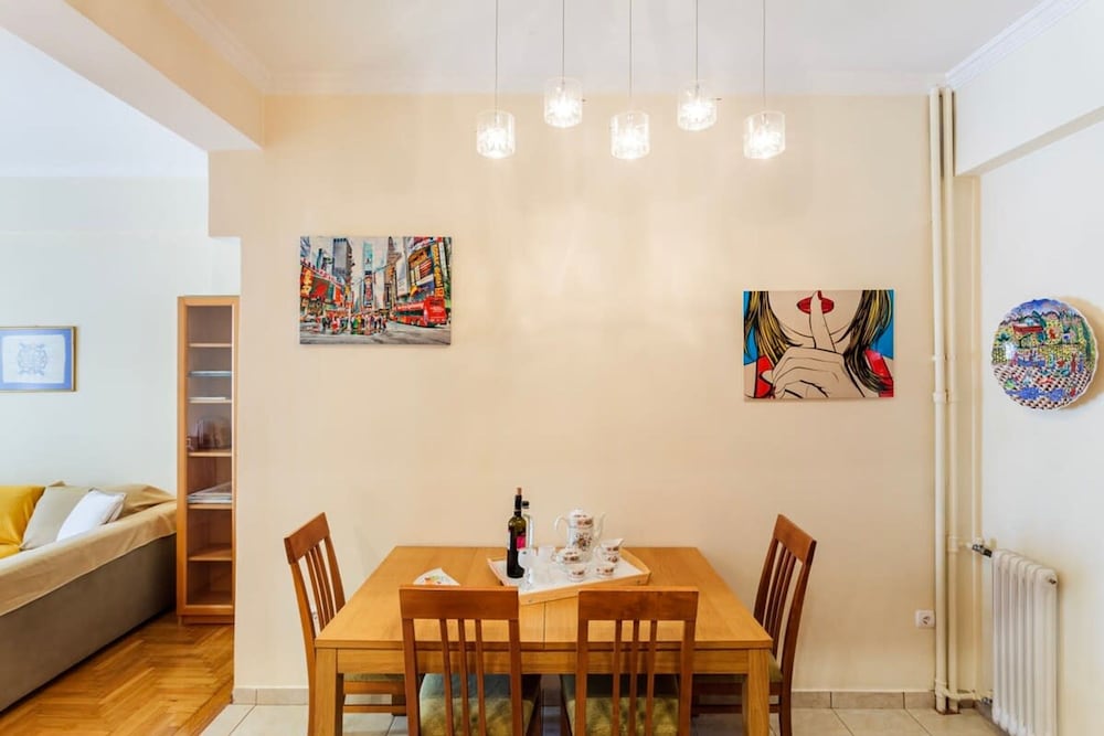 Athens Strawberry Hideaway - City Chic Retreat