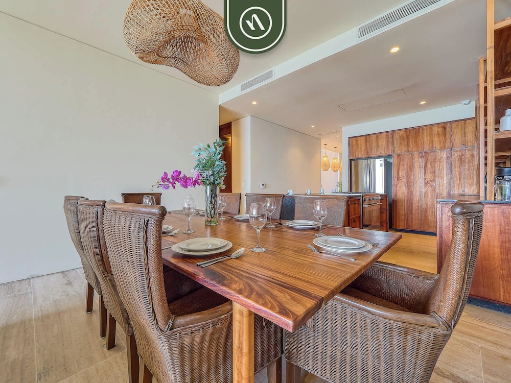 Luxury 4BR Oceanfront Condo - Private Beach - Pool