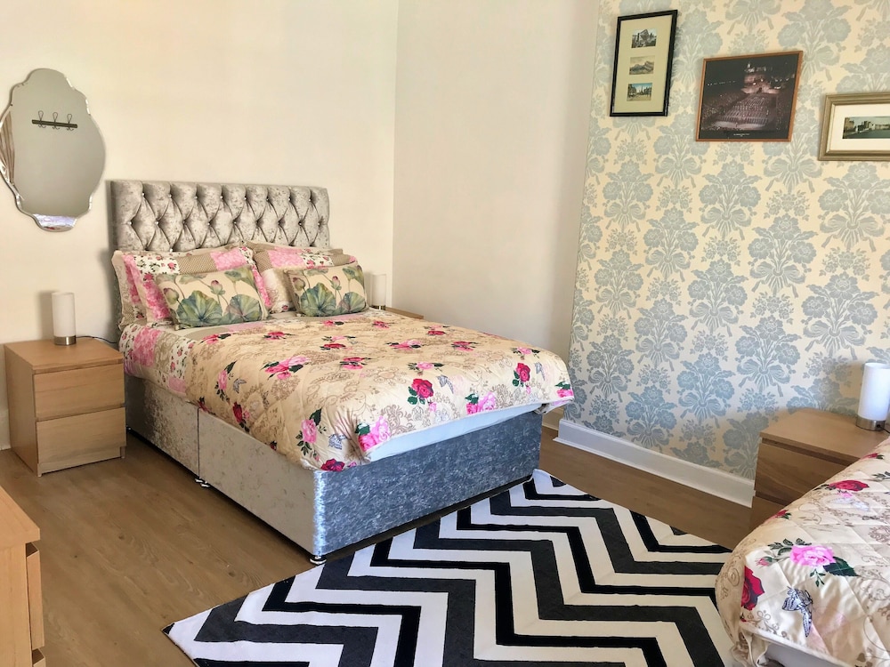 Stunning 3-bed Apartment in Edinburgh view 5