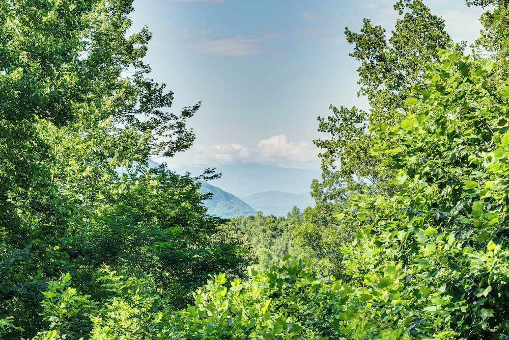 Hot Tub & Mtn Views: Modern Old Fort Hideaway!