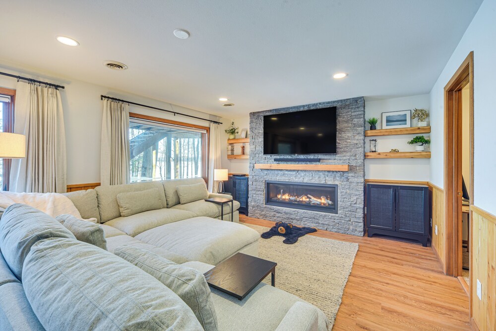Boat Dock, Full Gym: Waterfront Nelson Lake Gem!