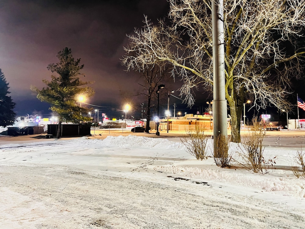Super Inn by OYO Lansing MI