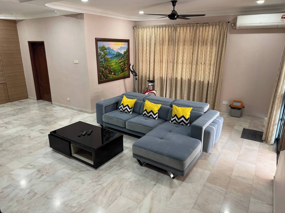 Cozy Johor Bahru Home With Family Room and Unblock Balcony View