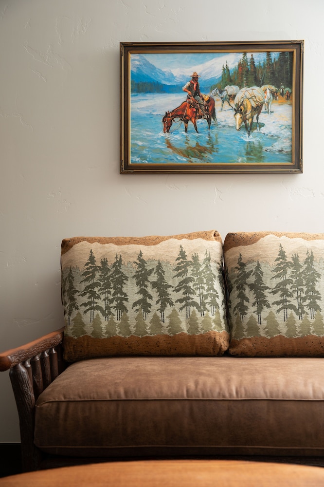 The Landing at Estes Park - Riverside Retreat