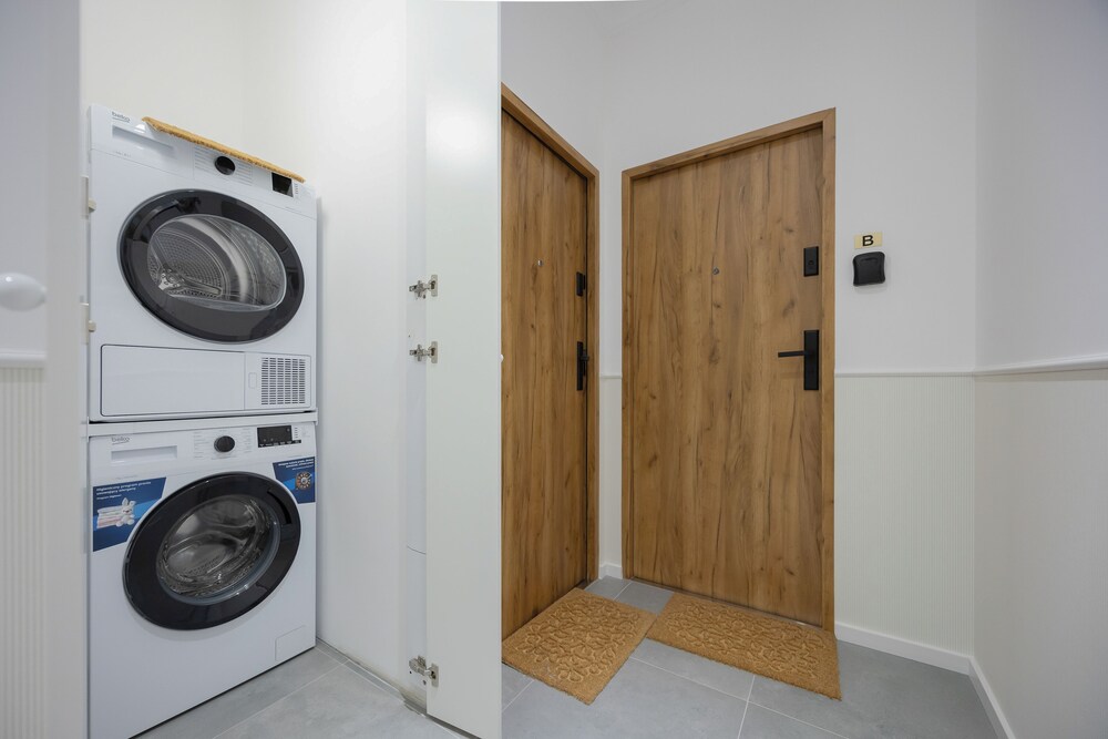 Elegant Studio for 4 by Renters view 5