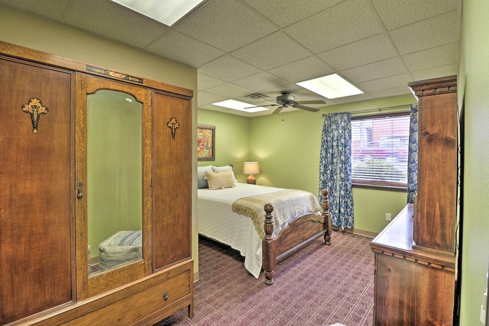 Roomy Multi-family Retreat in Dtwn Mountain Home! view 4