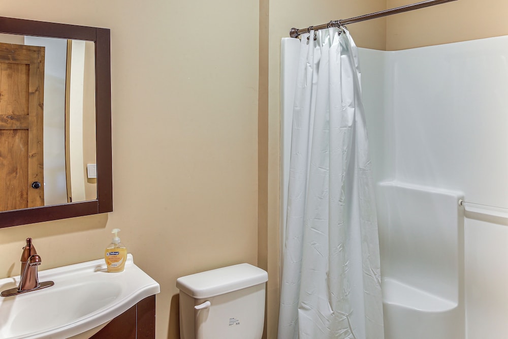 Spacious Group Getaway Near Cumberland River!