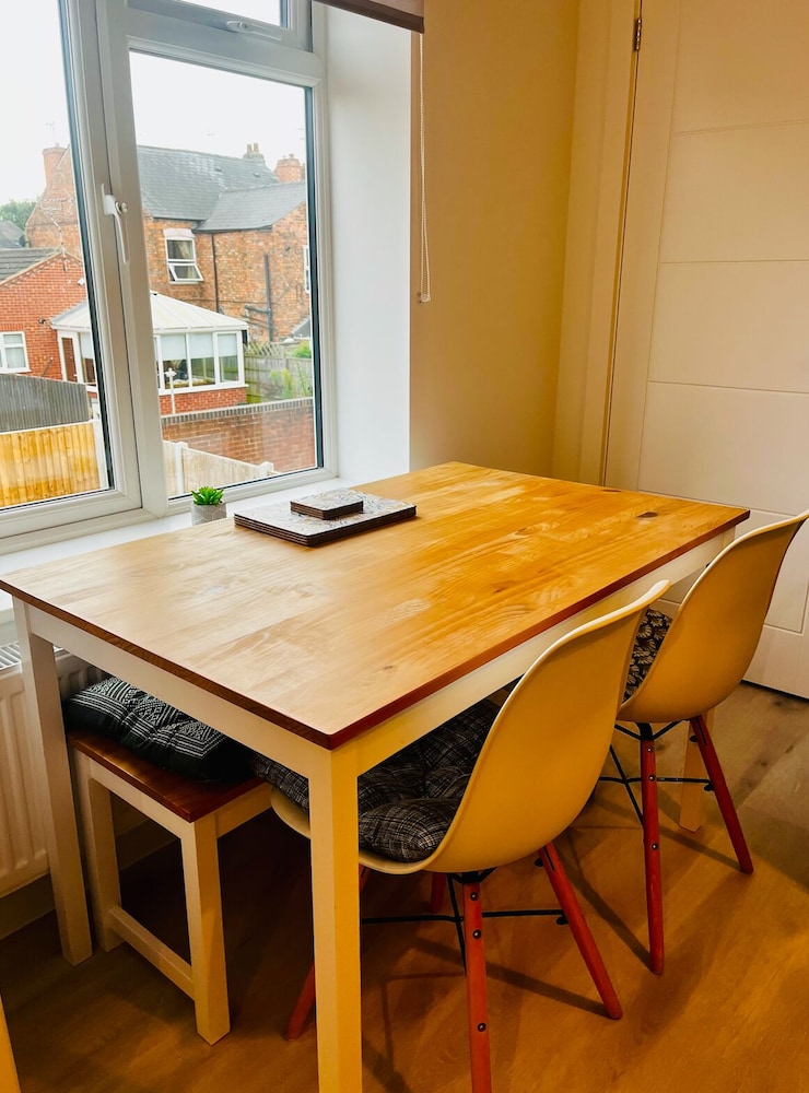 2 Bed Flat - Sleeps 8 - Pets - Garden - Parking