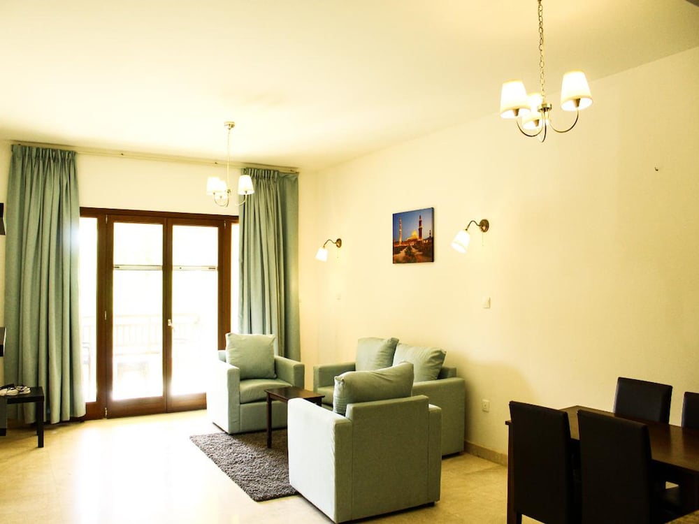 Relaxing 2-bedroom Marina Escape