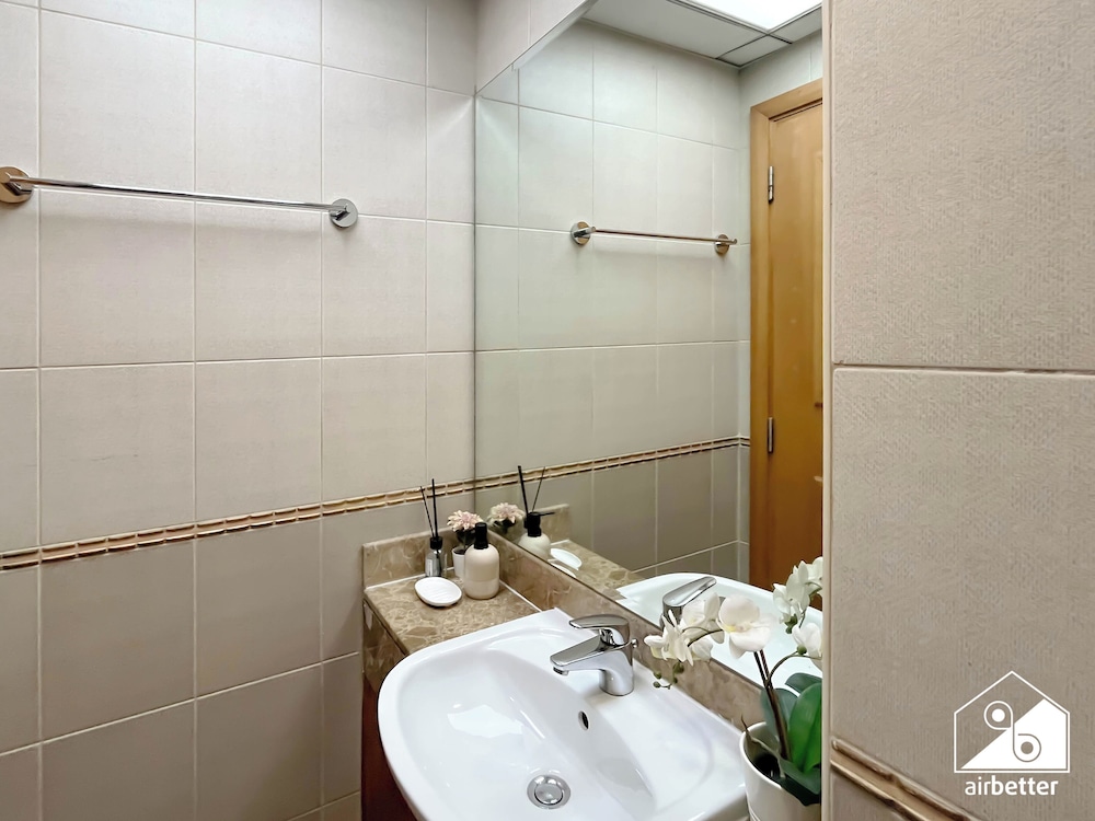 Prestige Marina Living 1BR Balcony, Pool & Gym