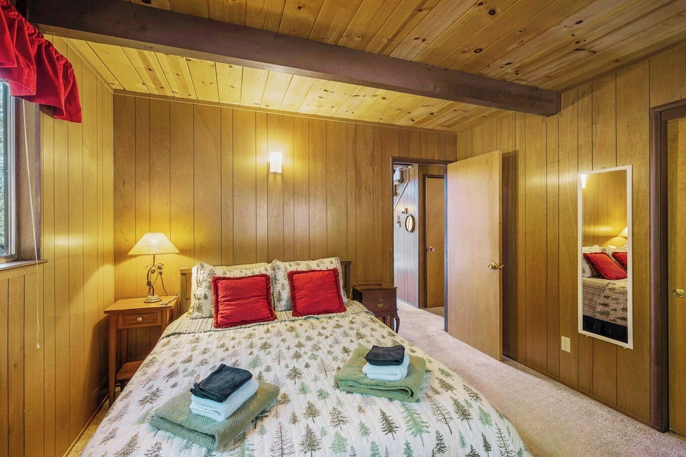 Walk to Fly-in Lake: Blue Lake Springs Cabin!