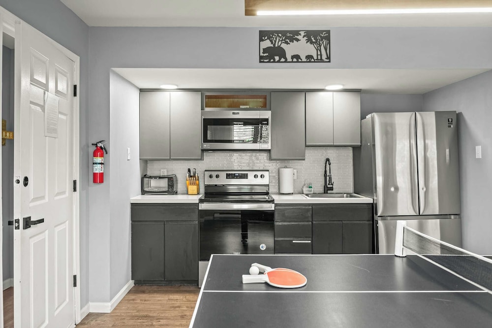 Lakeside Haven Ping Pong, Fire Pit & Mins to Big Boulder & Lake Harmony